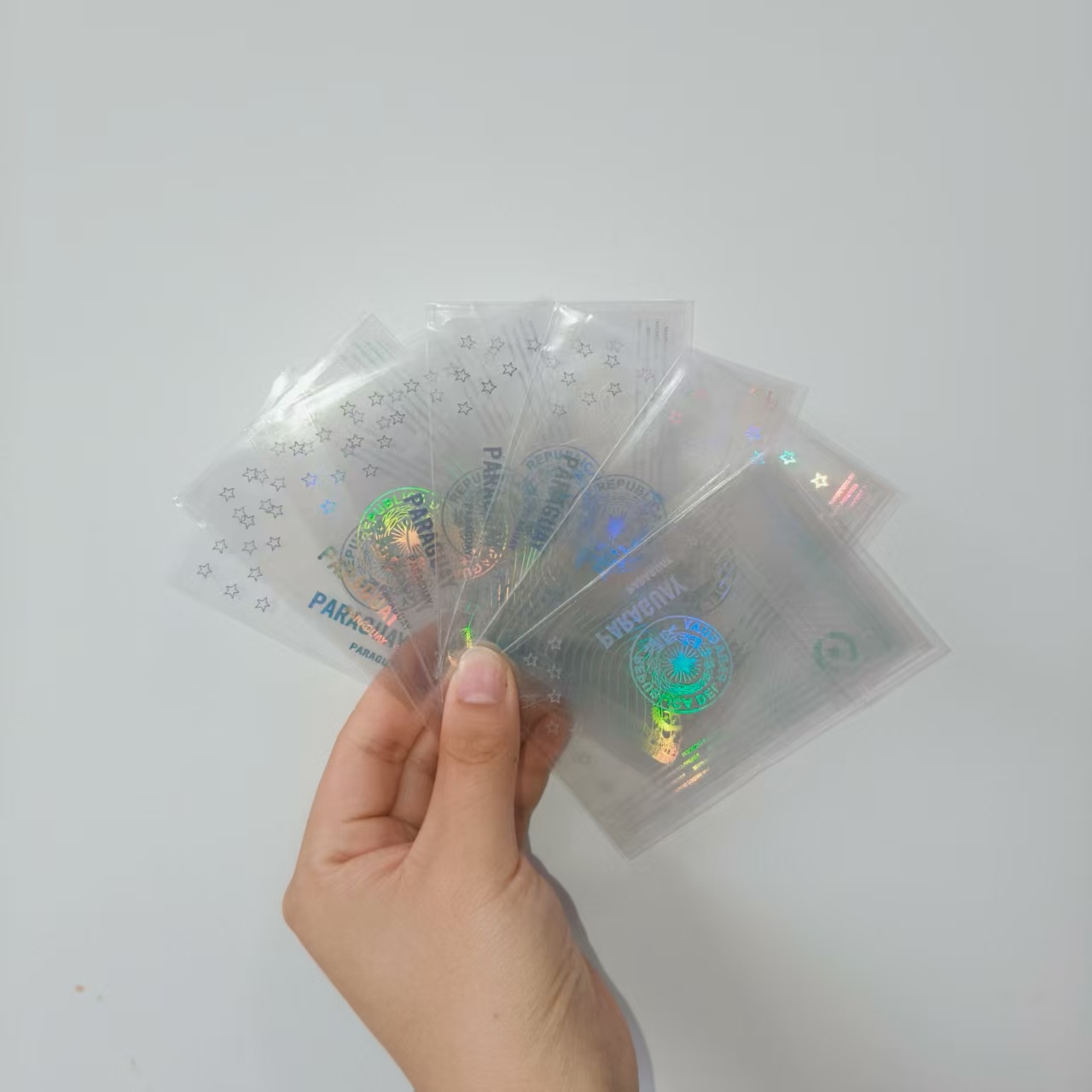 JOJO Pack saadab läbipaistvad hologrammkaardikleebised Paraguaysse