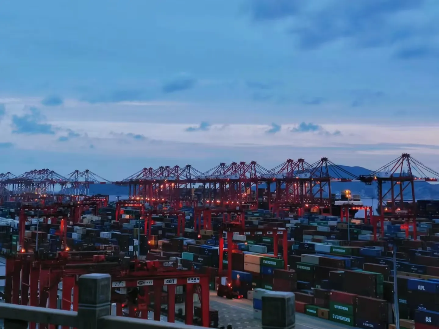 Hiina impordi- ja ekspordikaubanduse koguväärtus ulatus 41,21 triljoni jüaanini.