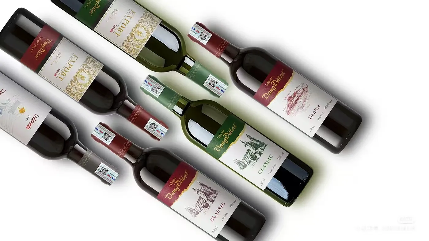 Milliseid tehnikaid veini etikettide jaoks tavaliselt kasutatakse?